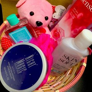 Women’s day baskets are customizable and delivered